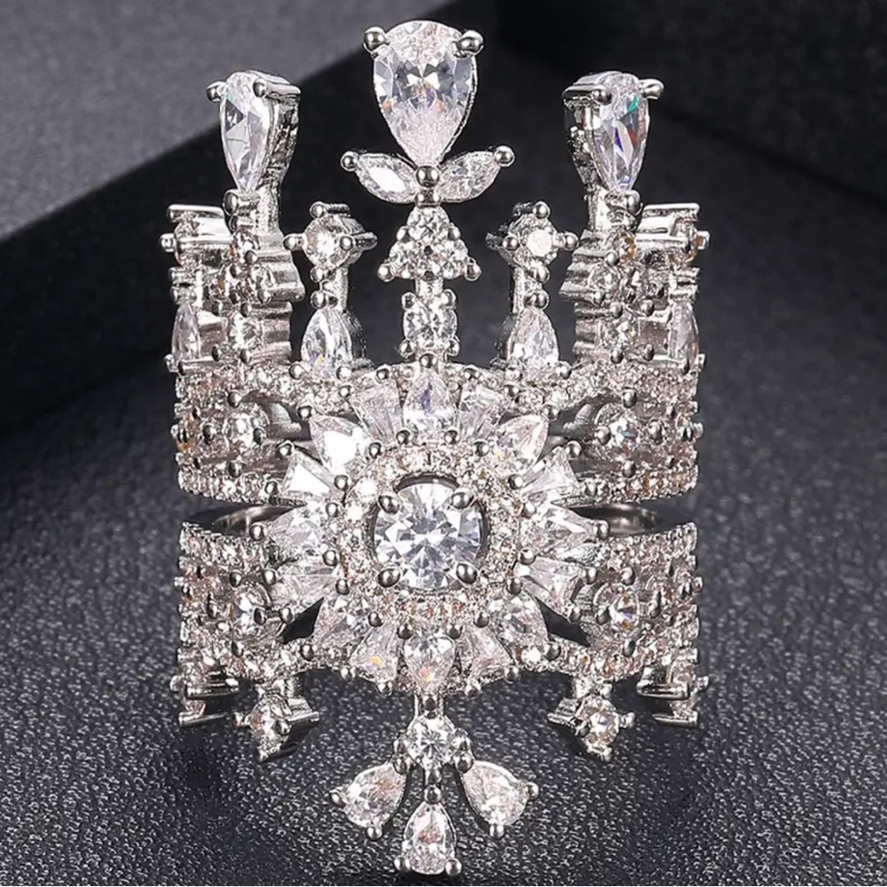 GORGEOUS Diamond & Platinum Crown Ring - Picture 8 of 9